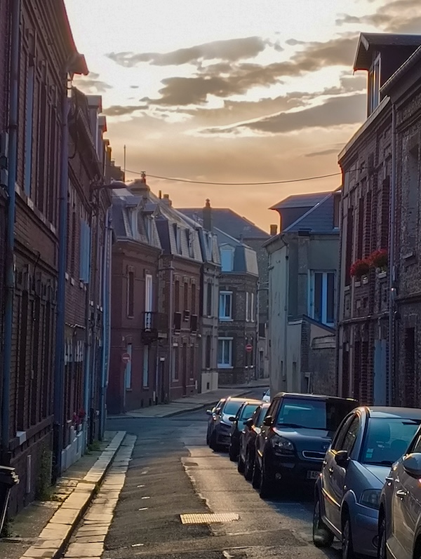 Schmale Gasse mit parkierten Autos am Rand
